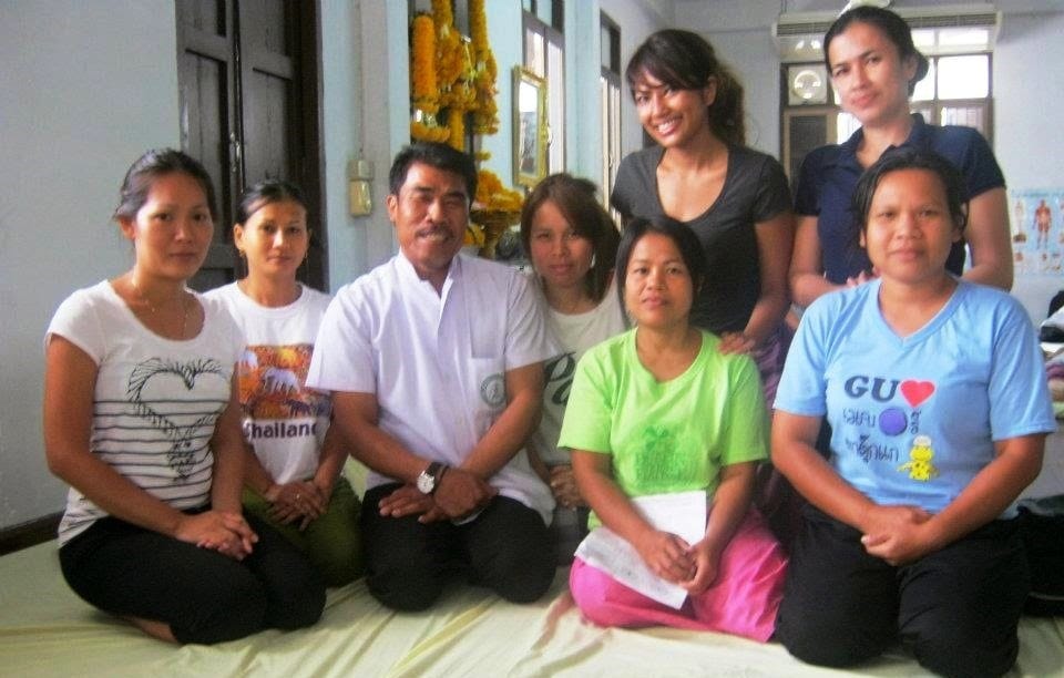 Wat Po massage school students and instructor | Ummi Goes Where?