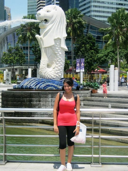 Me standing in front of Merlion, Singapore | Ummi Goes Where?