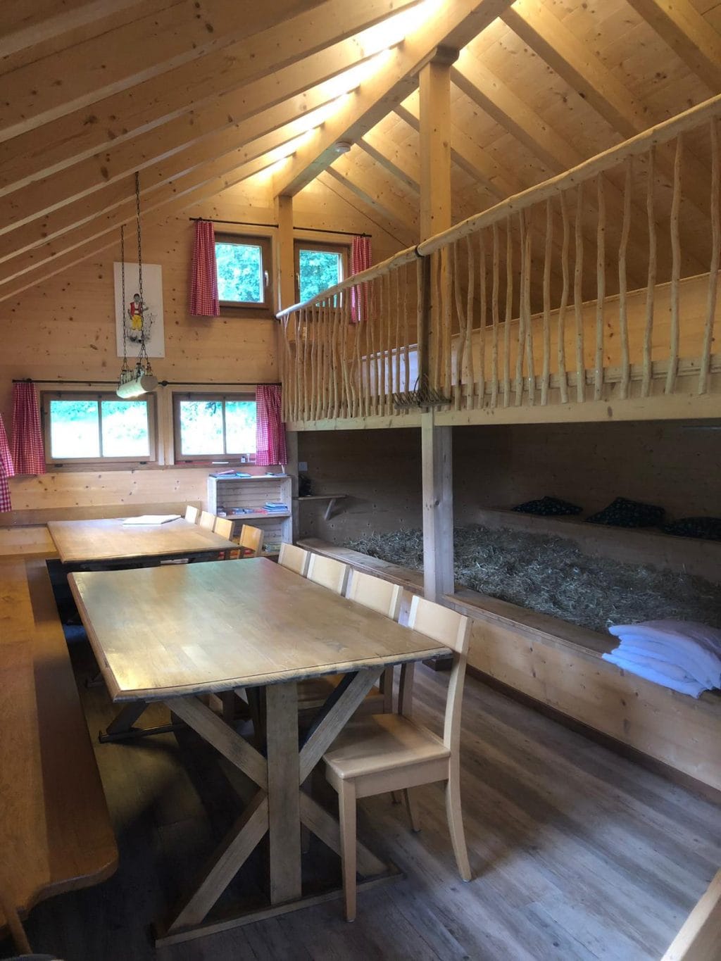 Schlaf im Stroh room - Sleeping on Straw in Switzerland | Ummi Goes Where?